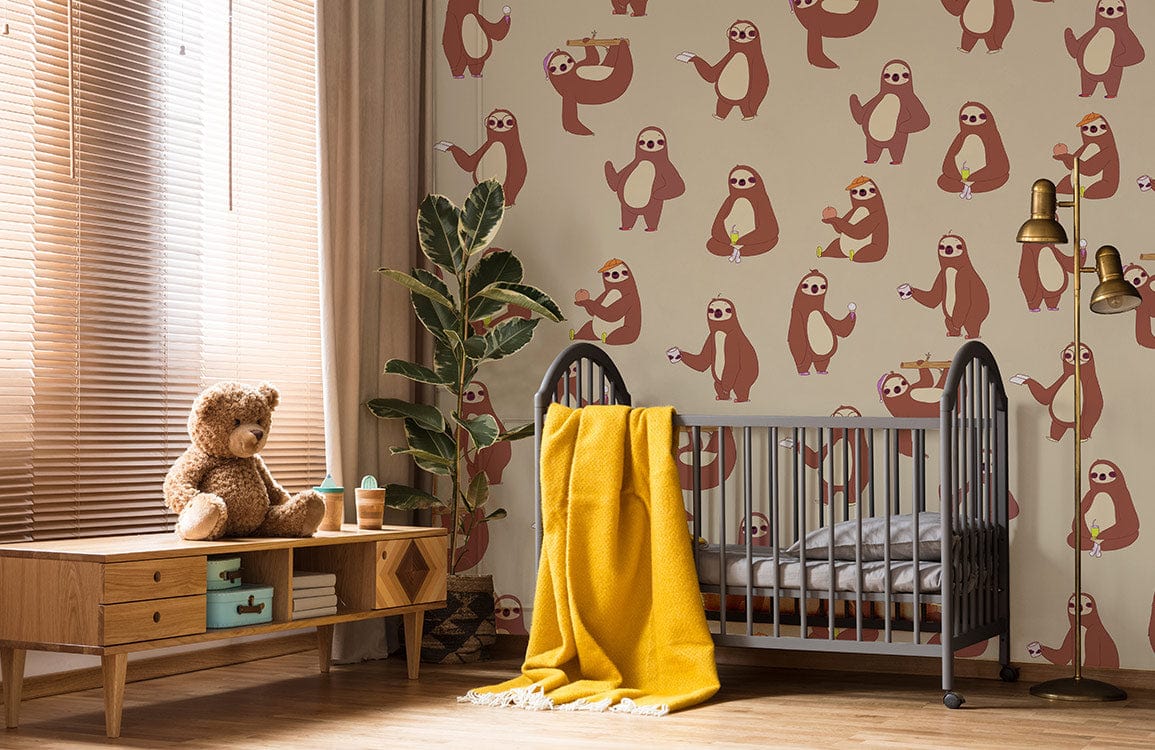 Crib en bois avec cadre gris arqué sur papier peint mural marron pour chambre bébé