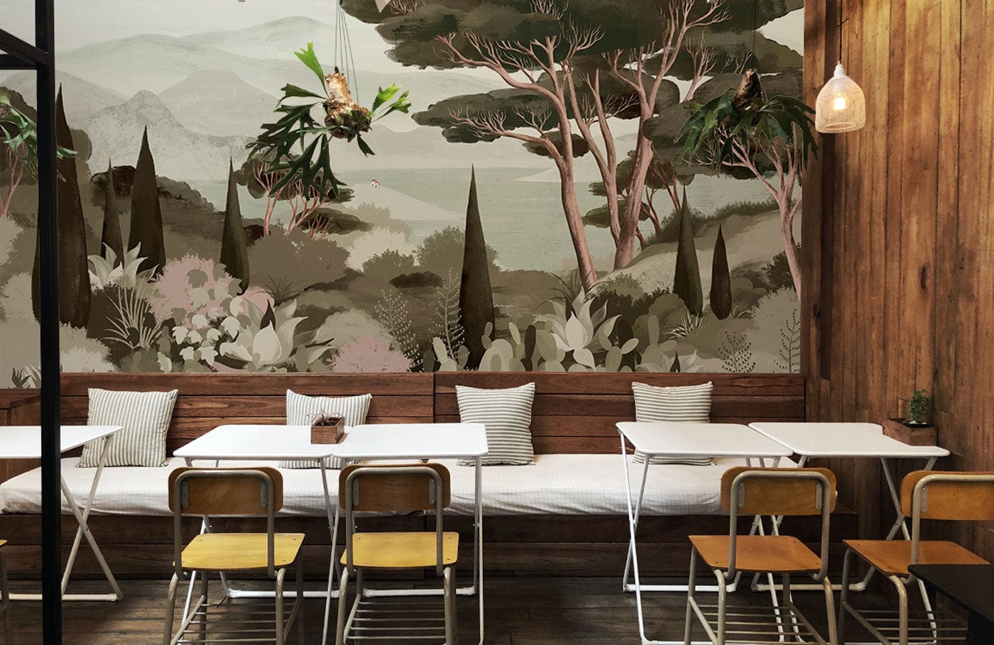 Espace intérieur avec mobilier et un papier peint mural montagne et arbres pour une déco chaleureuse