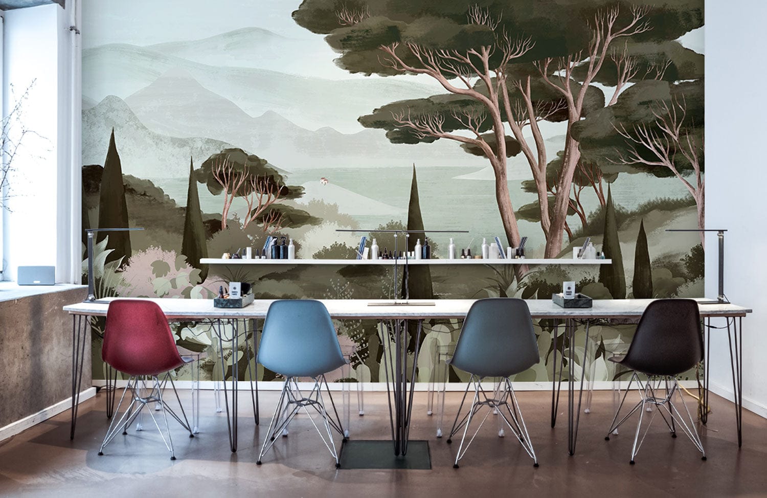 Chaises modernes avec bureaux blancs devant un papier peint mural paysage montagne et arbres
