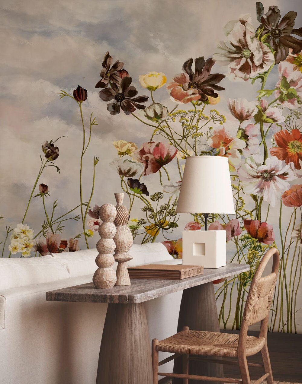 Console avec lampe et objets décoratifs, idéal pour papier peint panoramique floral