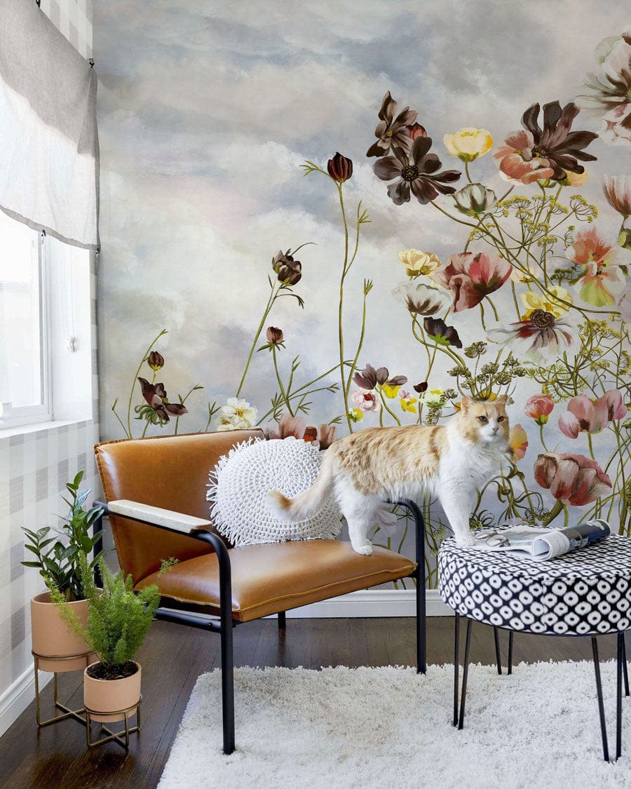 Chat blanc et gingembre sur le papier peint panoramique Peinture Murale de Bouquet de Fleurs