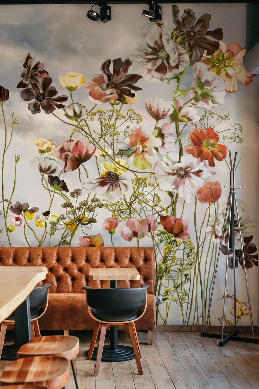 Papier peint panoramique floral dans un café avec banquette en cuir tufté, décoration intérieure