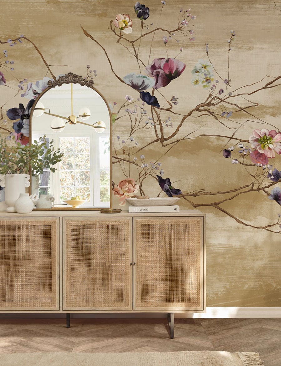 Meuble en bois clair et rotin avec miroir et cadre doré, idéal pour peinture murale branches fleuries