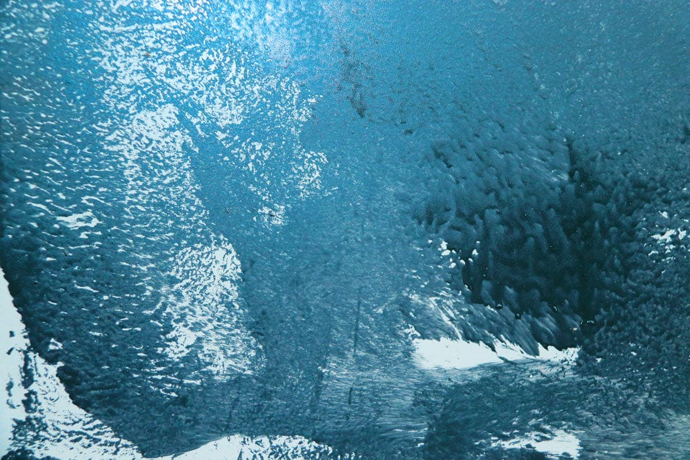 Peinture murale effet océan avec texture bleue et blanche pour revêtement mural