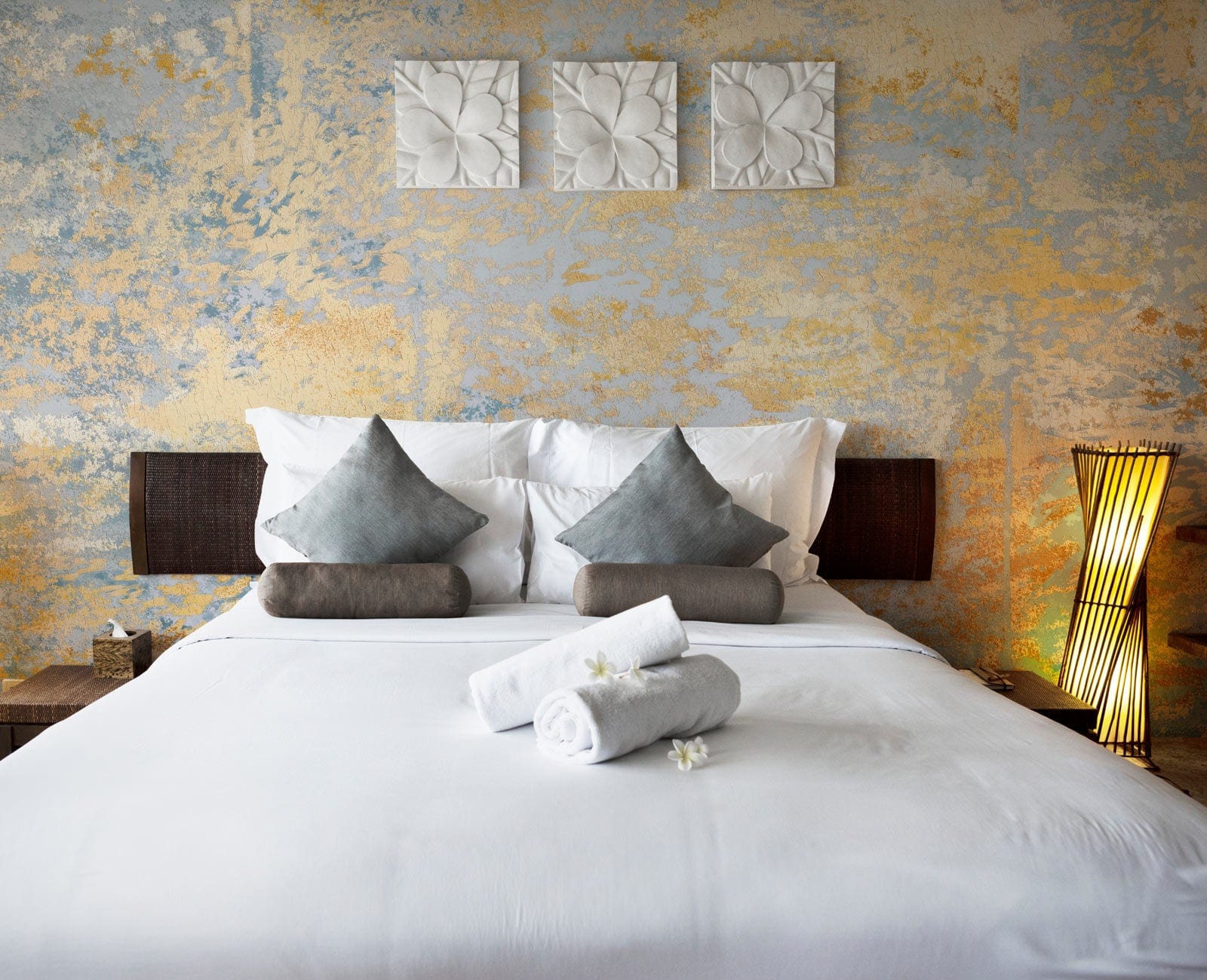 Peinture murale noble inspirant un décor élégant avec linge blanc et coussins gris