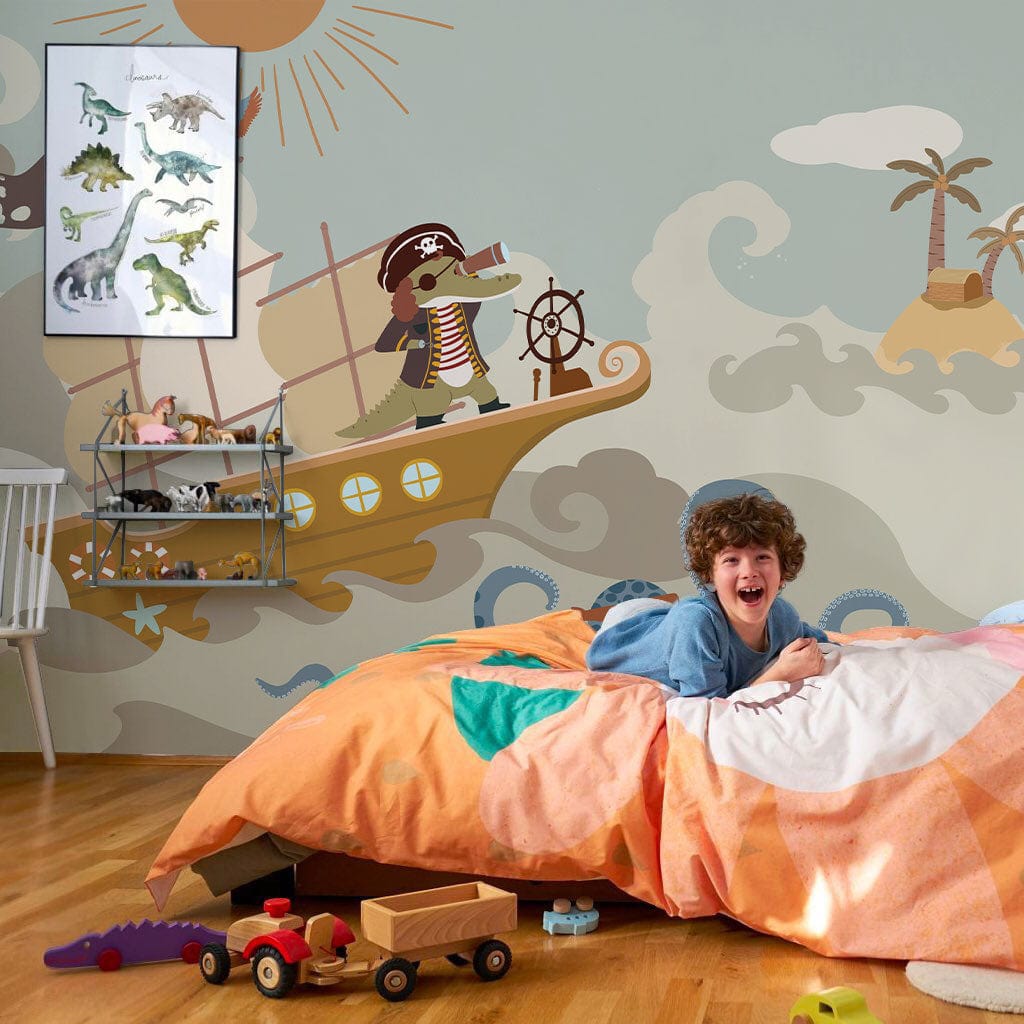Fresque murale pirate pour chambre d’enfant avec un garçon souriant et une scène océan