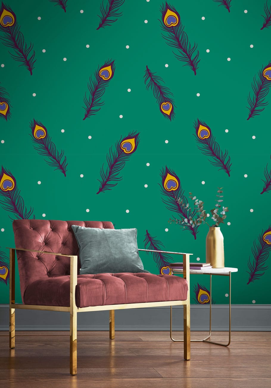 Fauteuil en velours tufté avec cadre en métal or sur mural vert vibrant peint mural vert