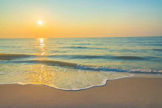 Éveil lumineux sur une plage au coucher du soleil avec vagues douces, Sunrise Charme