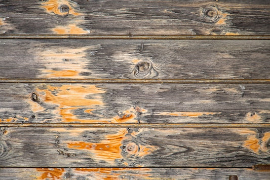 Papier peint panoramique chez Mr Papier avec des planches en bois usées et peintures écaillées